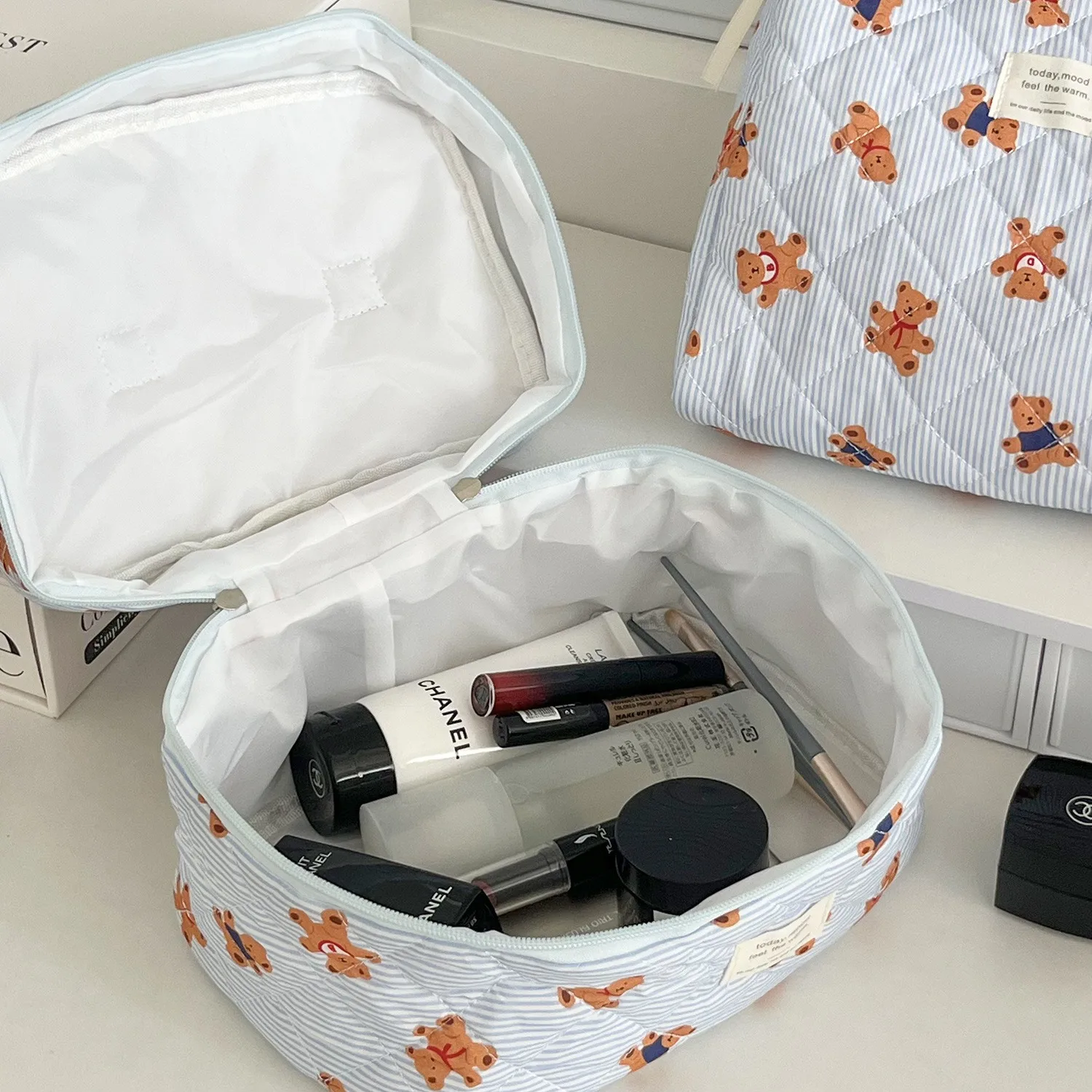 Cross-border blue striped bear cosmetic bag cartoon girl heart going out portable large capacity quilted wash storage bag