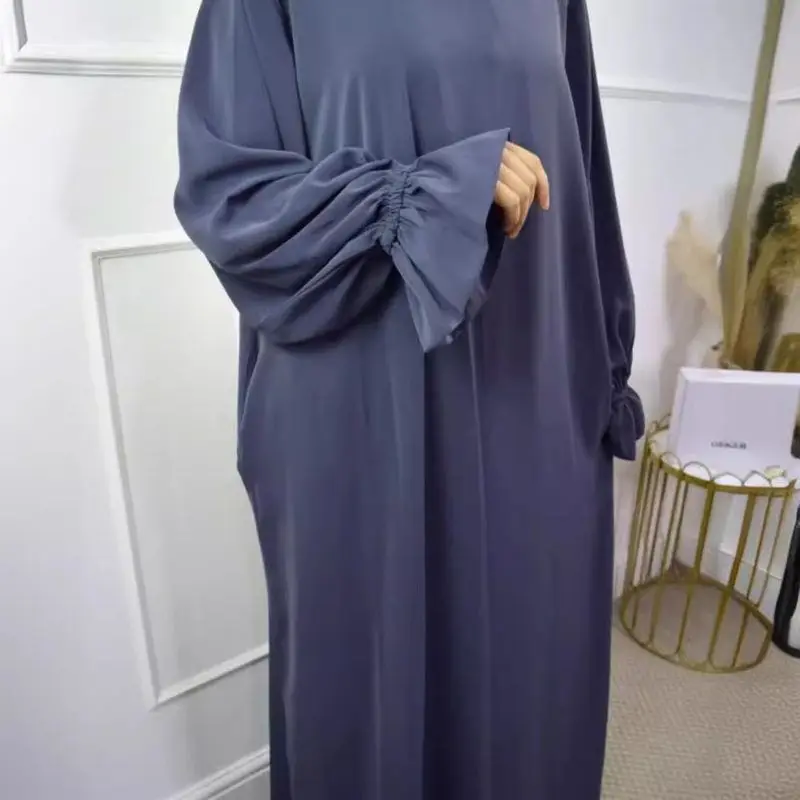 ชุดคลุมสตรีสไตล์ลำลองแฟชั่น พร้อมผ้าคลุมศีรษะและรองเท้าผ้าใบ สีโรบ K04 ฤดูใบไม้ผลิ 2025 ชุดการแสดงแนวชาติพันธุ์