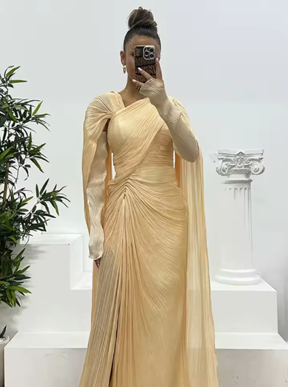 Abiti da festa a sirena dorata Scoop Manica lunga Limo laterale Piega Abito da ballo da sera Abiti da ballo lunghi fino al pavimento 2025 Personalizzato