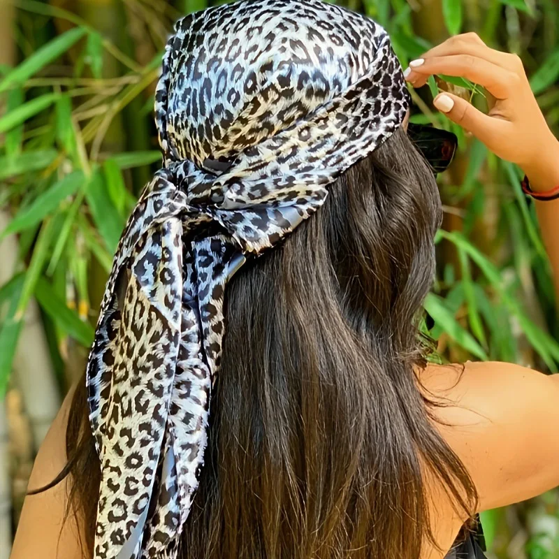 Sciarpa europea e americana con stampa leopardata Sciarpa grande in seta imitazione 90 cm Sciarpa quadrata in raso da donna Foulard musulmano