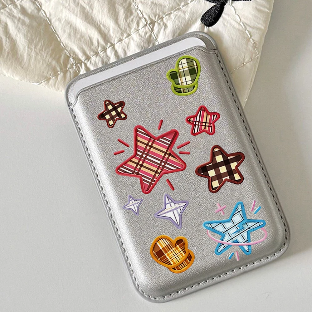Modische Kartenhalterhülle aus Leder mit Karomuster und Sternenmuster, geeignet für alle iPhone-Hüllen, Magsafe magnetische Kartenhalterung, Rückentasche für das Handy. – Detail 1