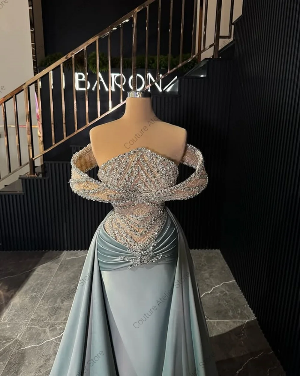 Vestidos de fiesta de satén de cola larga Impresionantes cristales Overskirt Vestidos de recepción de fiesta Vestido de noche de compromiso árabe 2025 Personalizado