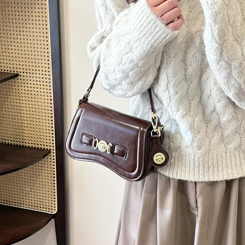 

High-End Business Classic Tote Bag for Fashionable Women with Vintage Design and Solid Color Luxury