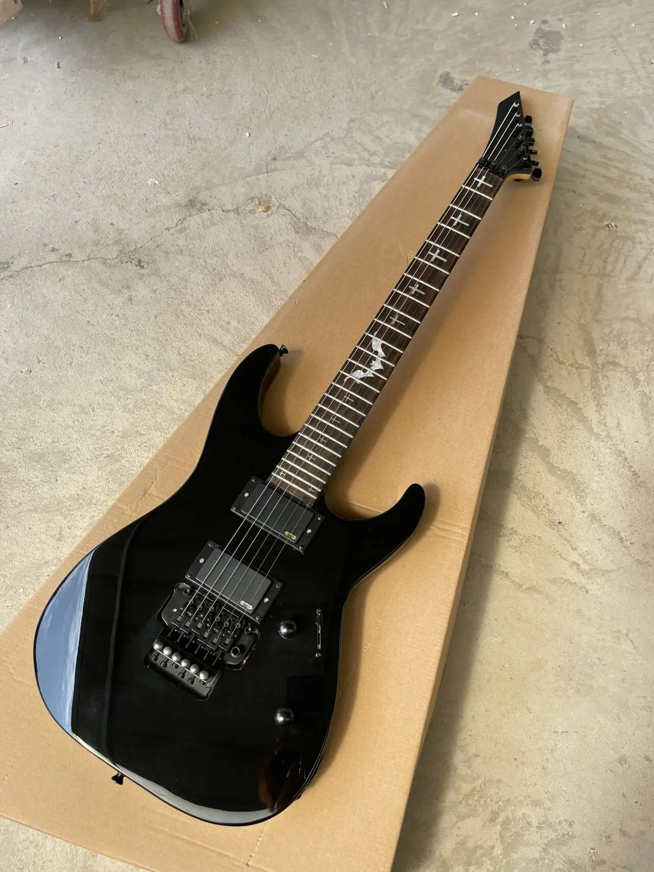 6 Strings Electric Guitar with Black Hardware,Rosewood Fretboard,Special Inlay,Offer Customized