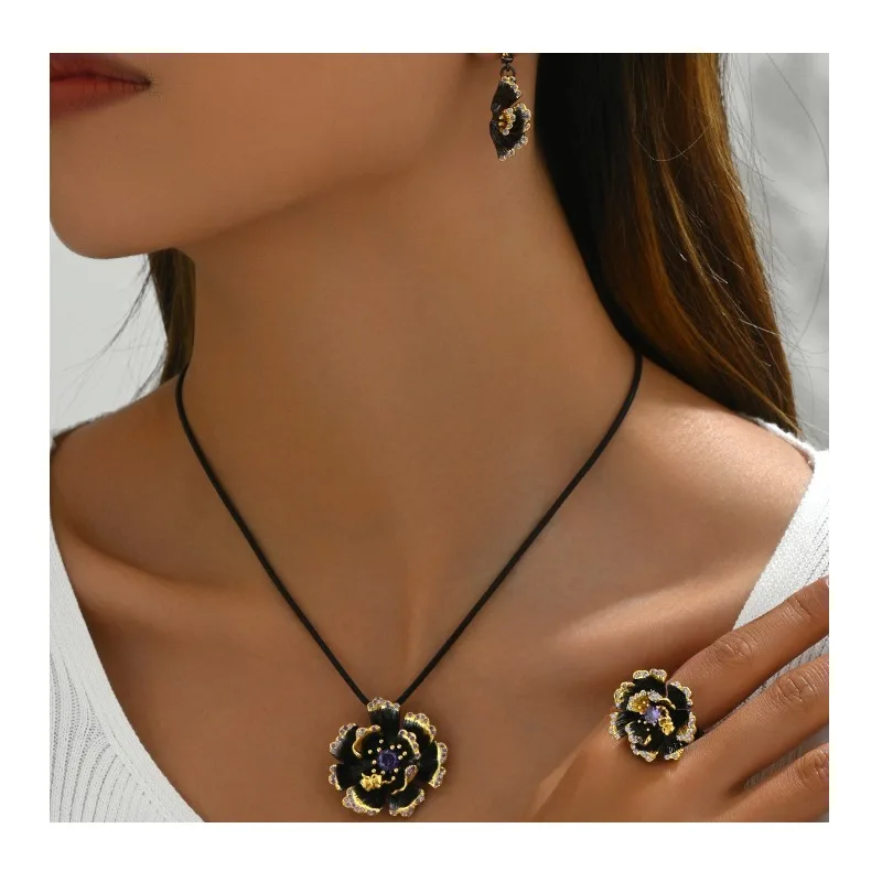 

Набор украшений в литературном и ретро-американском стиле: простое колье с инкрустацией в виде подсолнуха, женские серьги-гвоздики, набор колец на указательный палец.