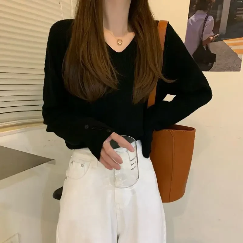 ربيع الخريف 2025 الكورية نمط سليم تيشيرت ضيق بأكمام طويلة محبوك المرأة أسود أبيض سترة برقبة على شكل v موضة الأمومة