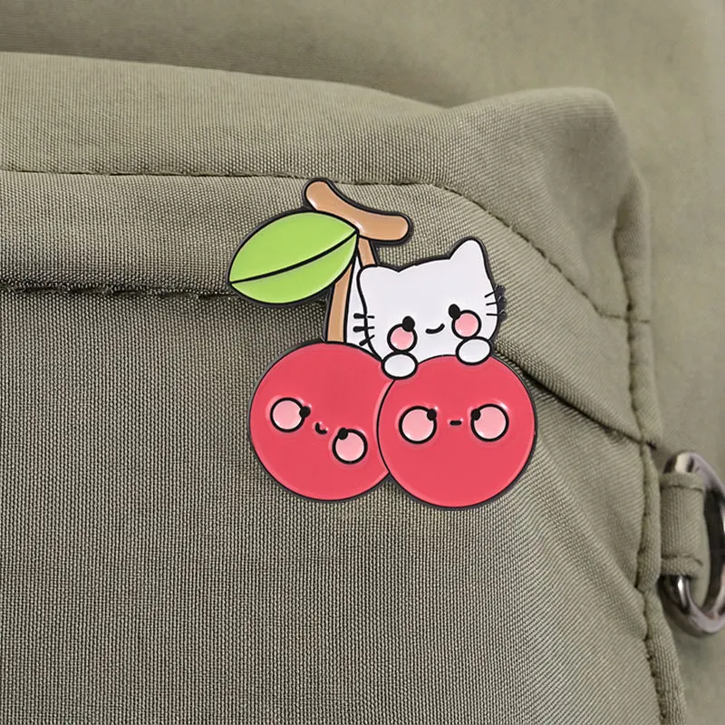 Lustiges Paar Cartoon-Kirsch-Katzen-Emaille-Pin, Niedliche Rote Frucht Cartoon-Katzen-Brosche, Taschen- und Revers-Anstecknadel, Modeschmuck-Geschenke – Detail 3