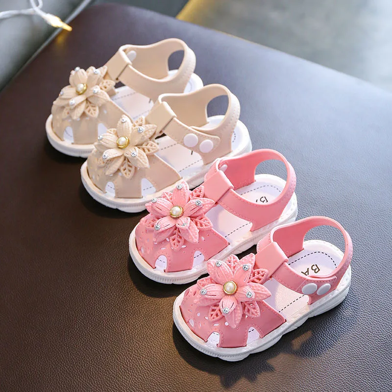 Baby walking shoes Summer girls\' sandals and slippers fashion outer wear non-slip cute baby girl small daisy children\'s slippers