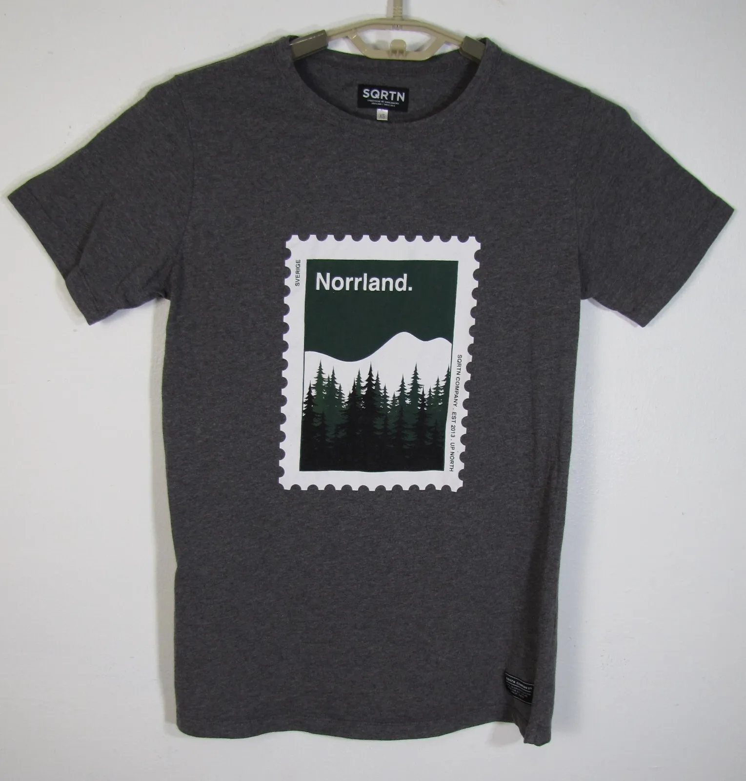 

SQRTN Размер XS Серая футболка с коротким рукавом и круглым вырезом Norrland Sverige с рисунком
