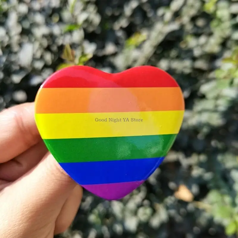 Pin solapa del corazón colorido