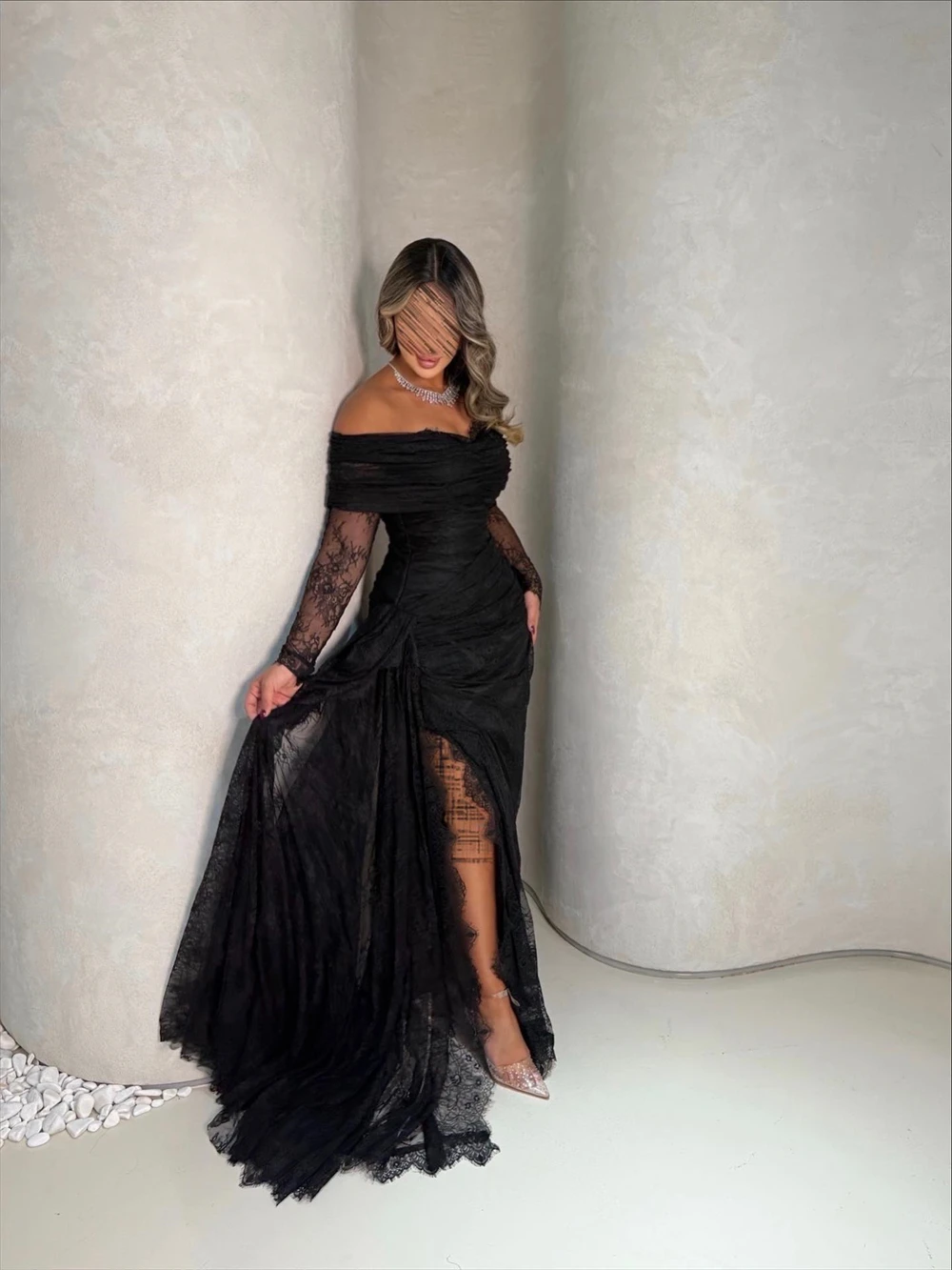 ชุดราตรีลูกไม้สีดำคลาสสิกแบบสั่งตัดพิเศษ ดีไซน์เปิดไหล่ แขนยาว หรูหรา แบบดารา ชุดออกงานสุดหรู