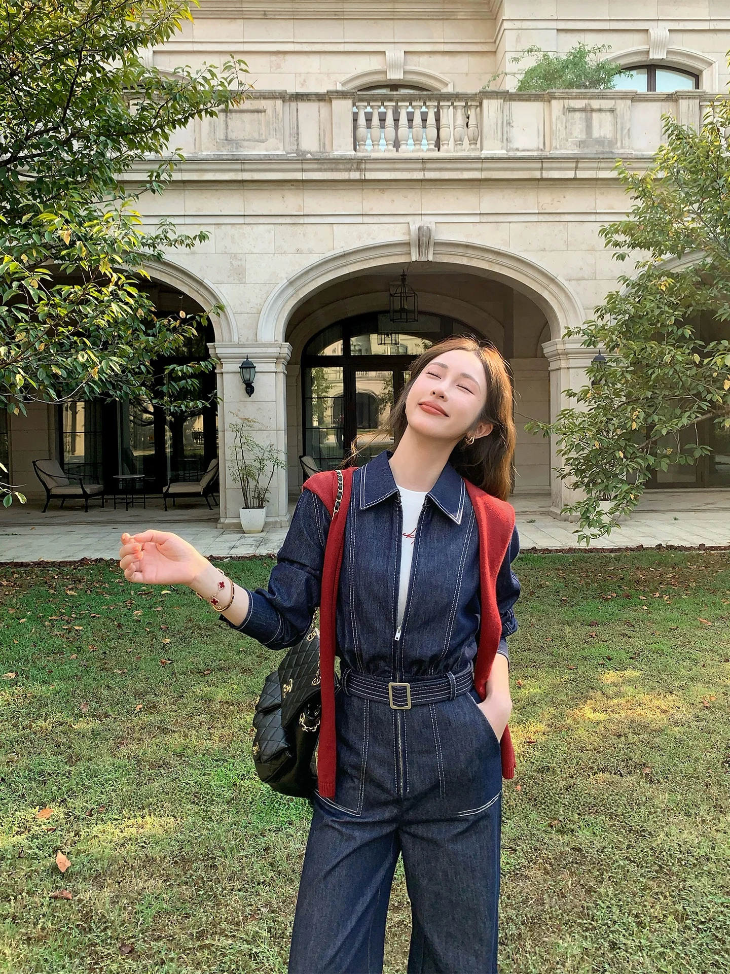 

Джинсовый комбинезон с высокой талией и прямыми штанинами для женщин: новинка ранней весны, глубокий синий цвет, универсальный, с эффектом похудения