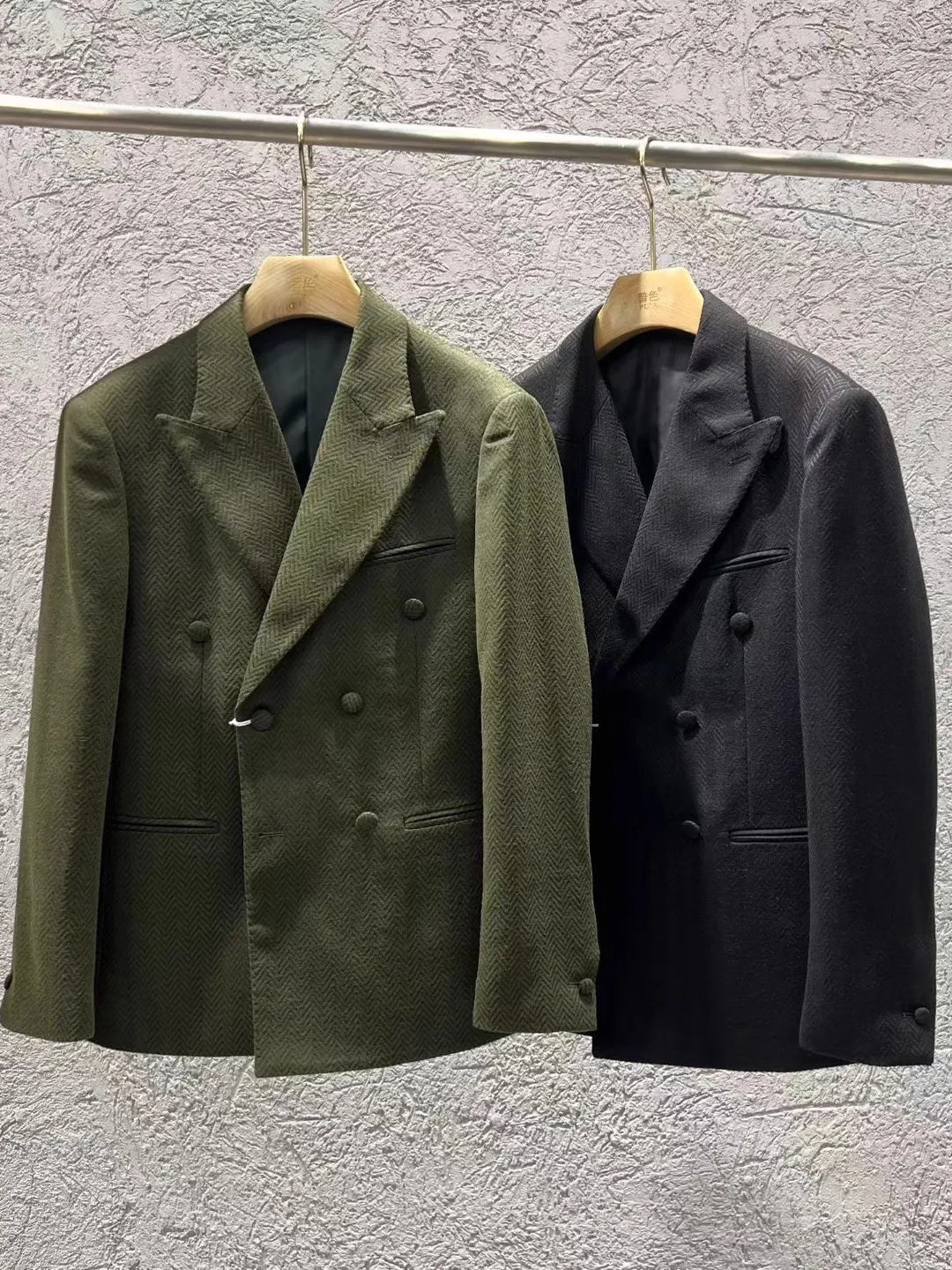 

Mens Suit Autumn Winter Faionable Twill Pattern Iron Free Double Row Buttons Sli Western Clothes Stand Fit