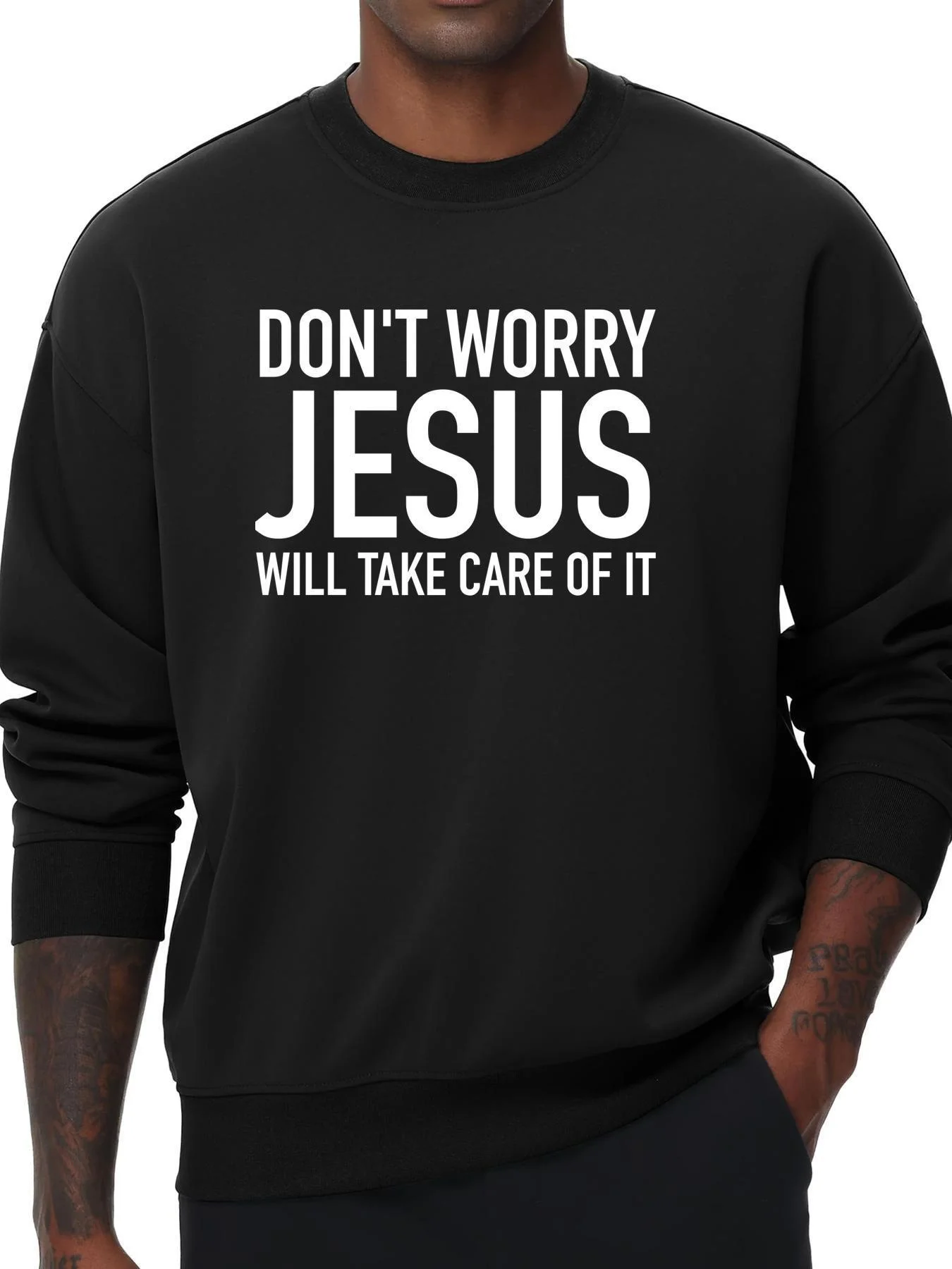 سويت شيرت رجالي مضحك "لا تقلق يسوع سيأهم به" من الإيمان - بلوفر بياقة دائرية باللونين الأبيض والأسود، مقاس مريح