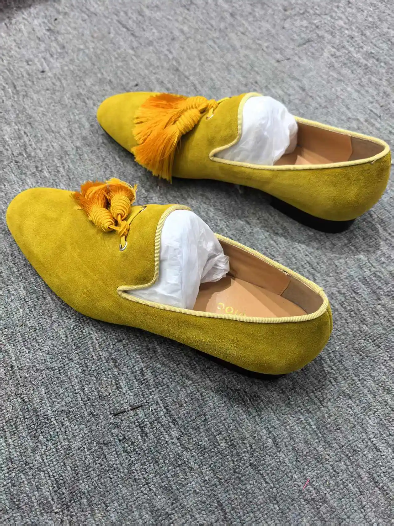 รองเท้าสลิปเปอร์หนังกลับหรูหราสำหรับผู้ชาย รองเท้าโลฟเฟอร์แบบมีพู่ รองเท้ากำมะหยี่แบบสวม รองเท้าผู้ชายแบบแบนสำหรับงานปาร์ตี้ งานแต่งงาน รองเท้าผู้ชายแบบเป็นทางการ