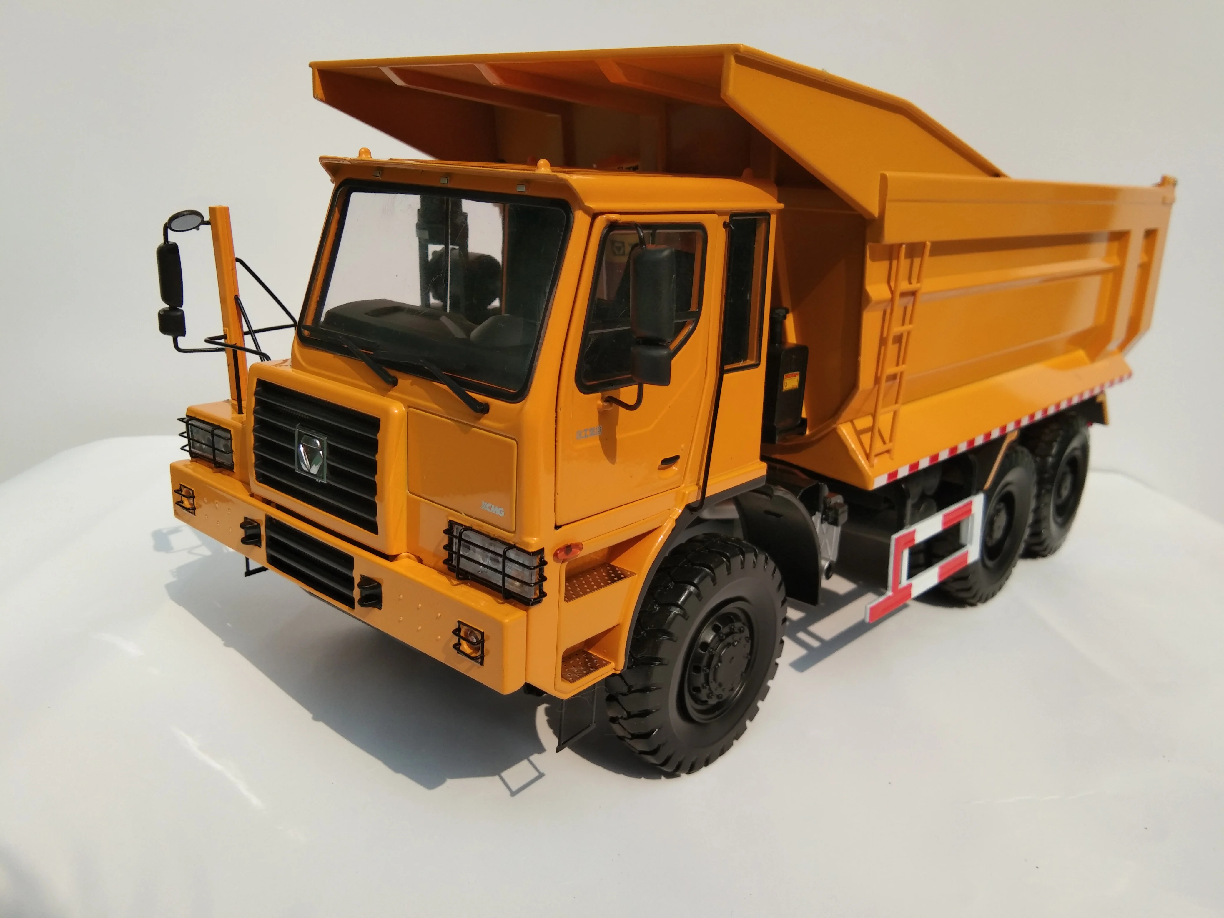 Collectible Alloy Toy Model Gift 1:24 Scale XCMG Heavy Duty Mine Dump Truck Construction Vehicles DieCast To Model Decoration