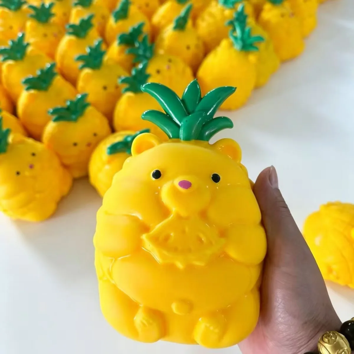 20cm TPR Flour-Filled Pineapple Bear Squishy Toy, Soft Cute Fast Rebound Stress Relief Fidget