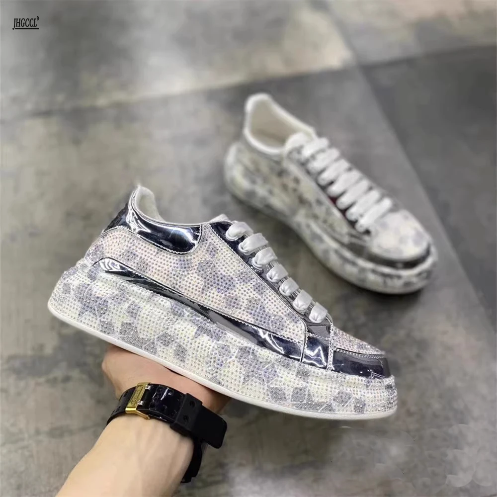 

Новая мужская обувь - модные слипоны на толстой подошве со стразами и цветными блоками на платформе, увеличивающие рост.