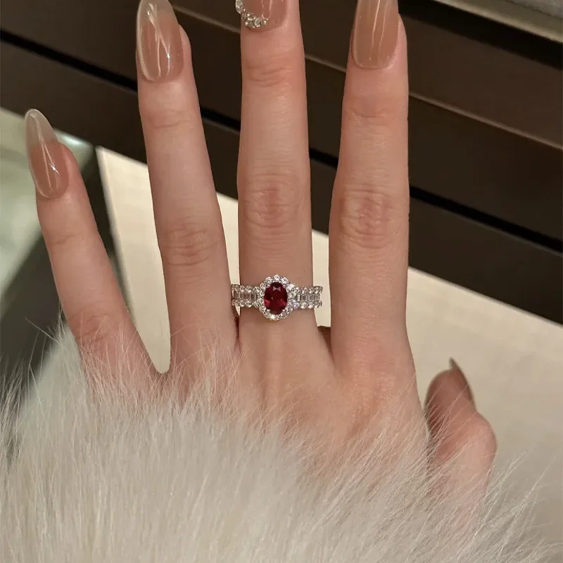 Xiaoyan's new simulation high carbon diamond 100% S925 silver luxury pigeon blood red 6 * 8 oval ring ring exquisite jewelry