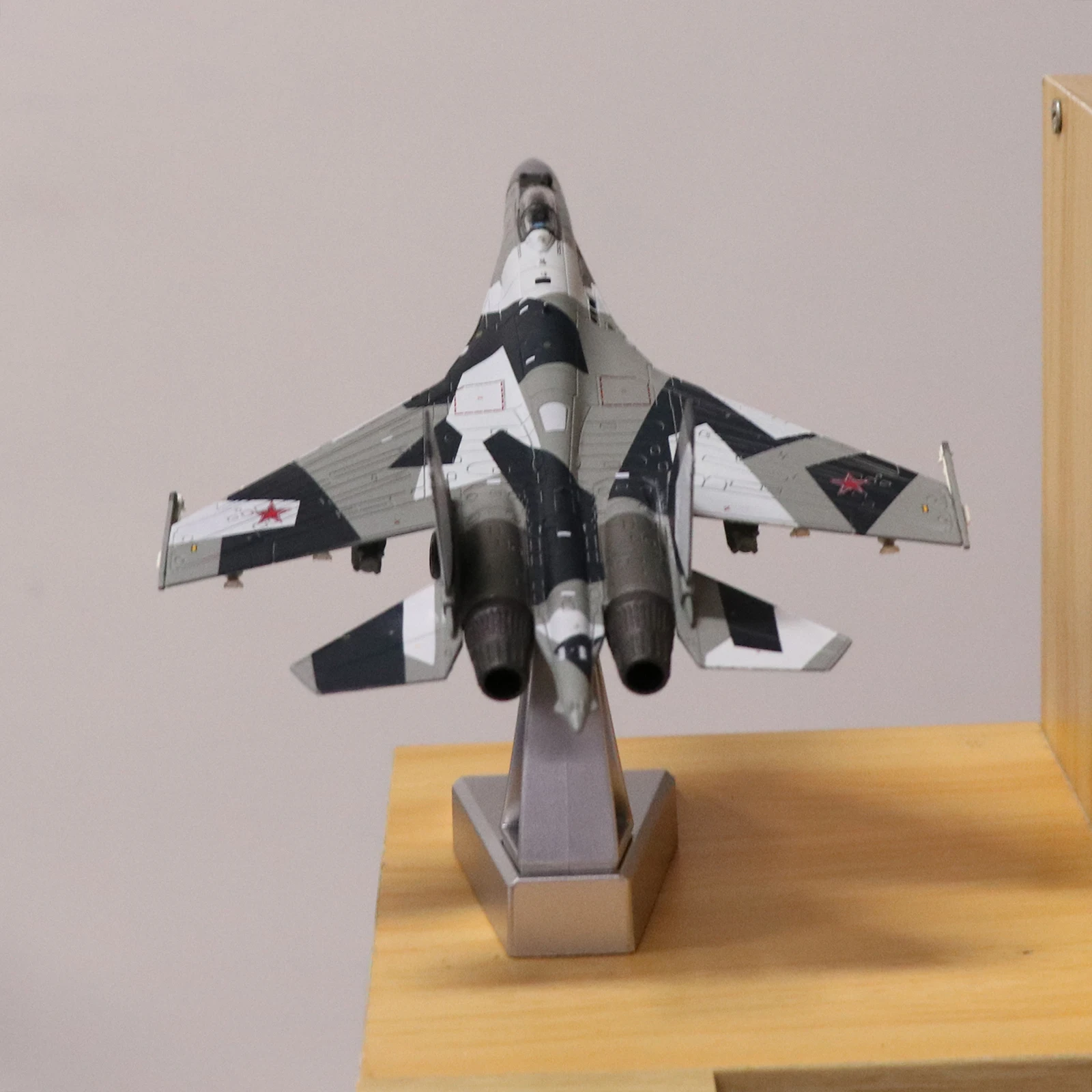 1/100 Russian SU-35 Fighter Diecast Aircraft with Stand Metal Plane Model for Dispaly Show Shelf Decoration Collection Gift