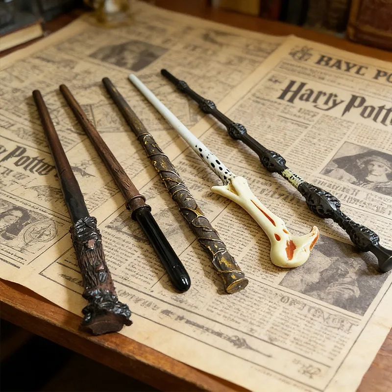 New Harry Potter wands, role-playing costumes, special magic props and Cosplay accessories collect gifts from toy fans.
