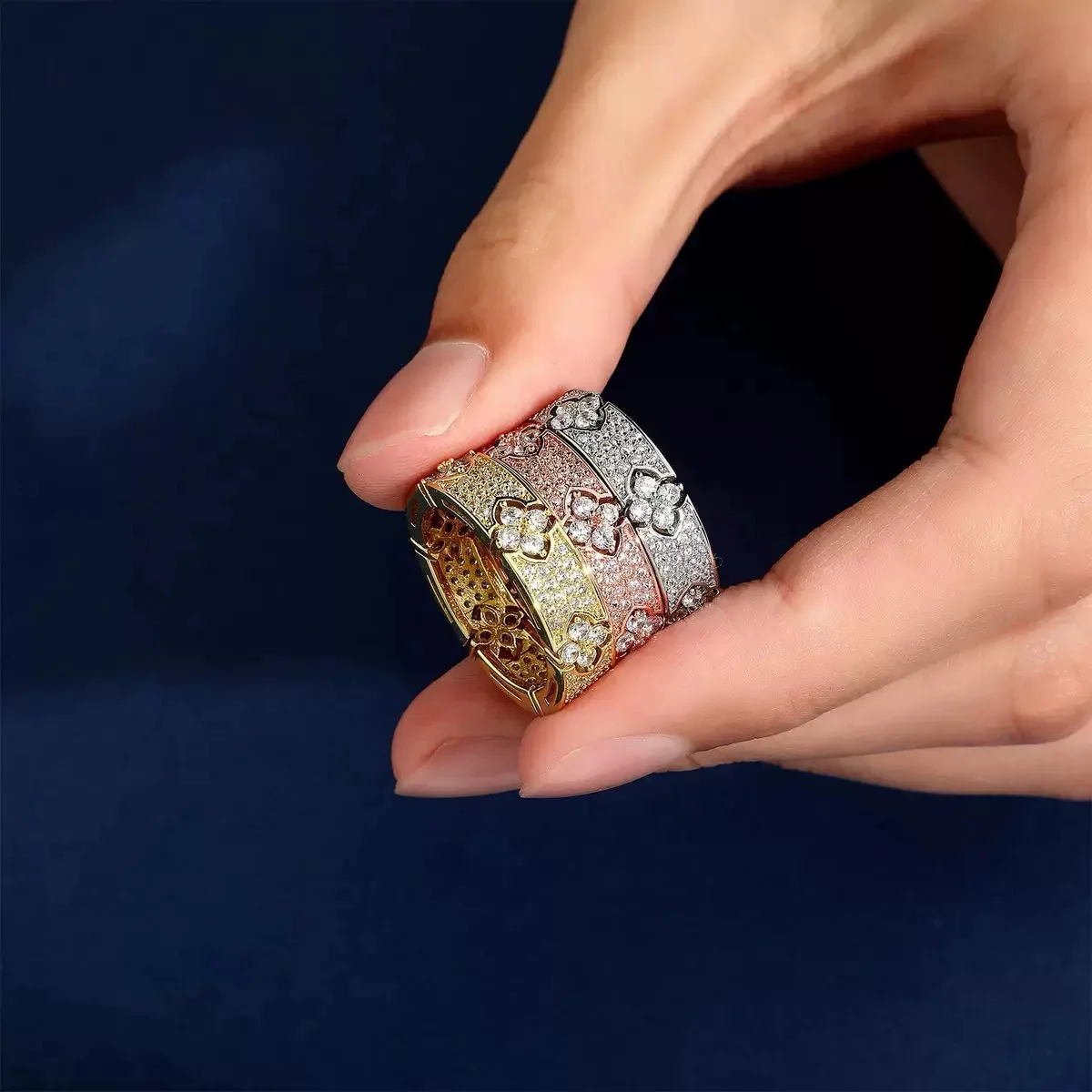 

Faionable ex Micro-Paved Synthetic Zircon Ring Trendy Four-le Clover Design Jewelry Accory for Men And Women