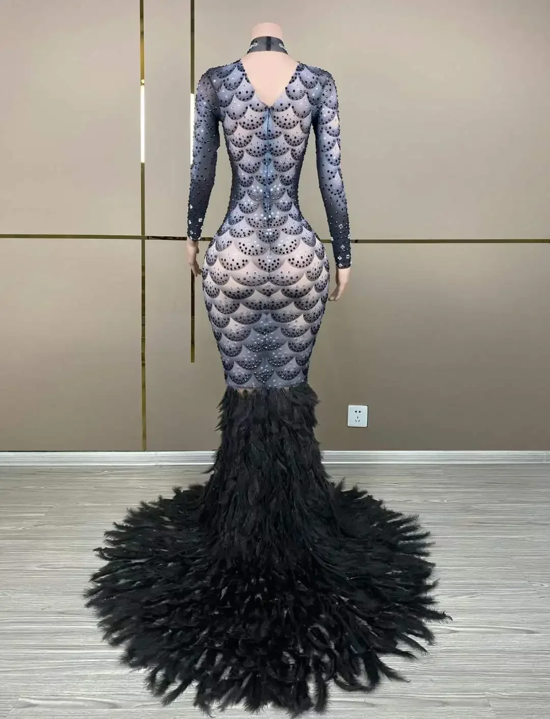Vestido de Reina de cumpleaños con diamantes de imitación y plumas negras para mujer, traje de Drag Queen con patrón de escamas de pescado de manga larga
