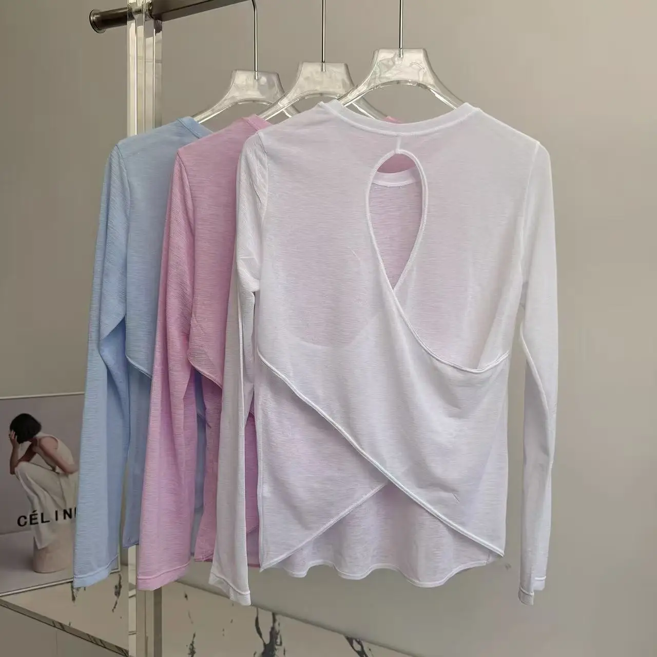 

Women's Thin Long-Sleeved Yoga Top Breathable Loose Fit with Hollowed out Back Crossed Hem round Neck Fitness Top
