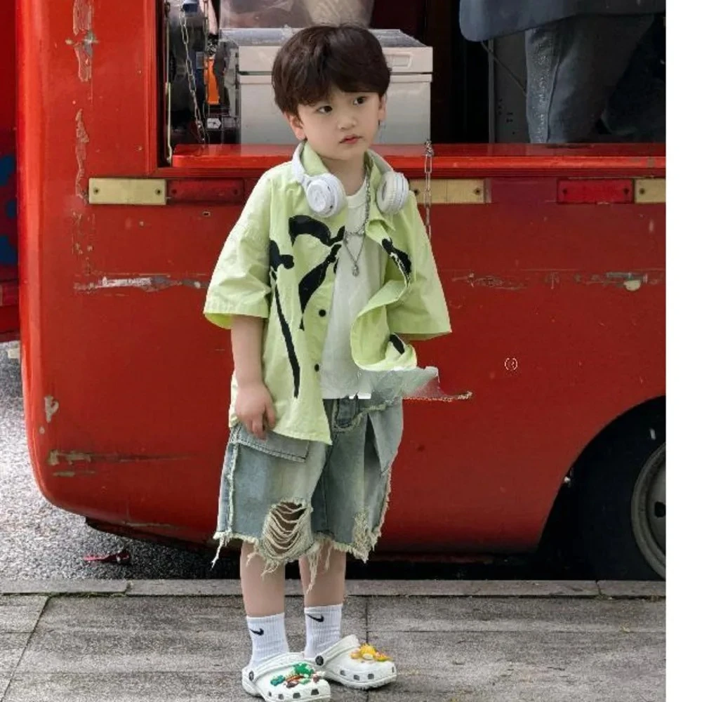 

Детские комплекты, новинка лета 2025 года, рубашка с короткими рукавами в отпускном стиле для мальчиков, джинсовые шорты с дырками, повседневные модные костюмы из двух предметов