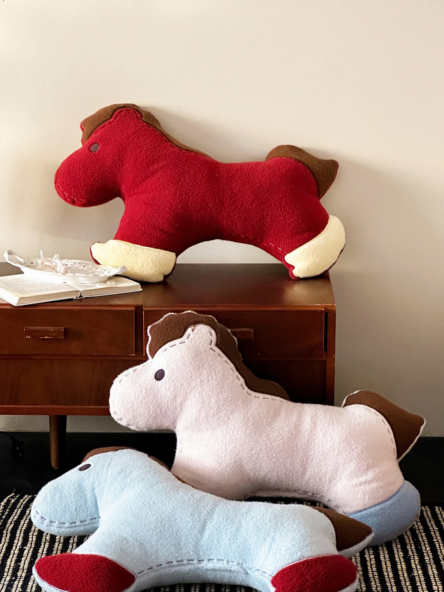 

Плюшевая подушка в форме счастливого символа, новогодний подарок, декор для гостиной и спальни, мягкая подушка из полиэфирного волокна, не требует стирки