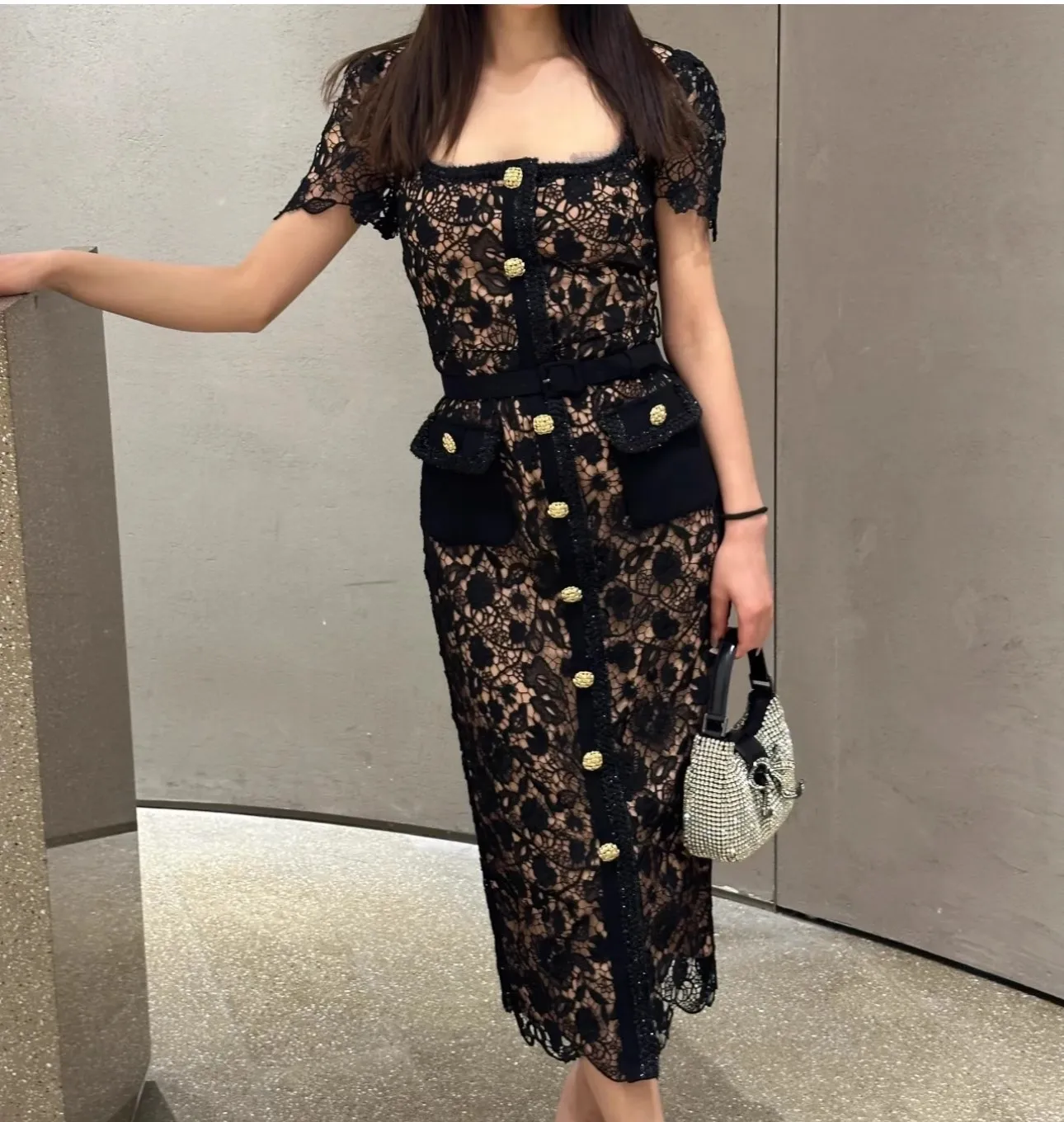 

Винтажное женское платье, облегающее черное кружевное платье с квадратным вырезом, элегантная женская одежда с золотыми пуговицами, дизайн для подиума, Vestido, летние каникулы