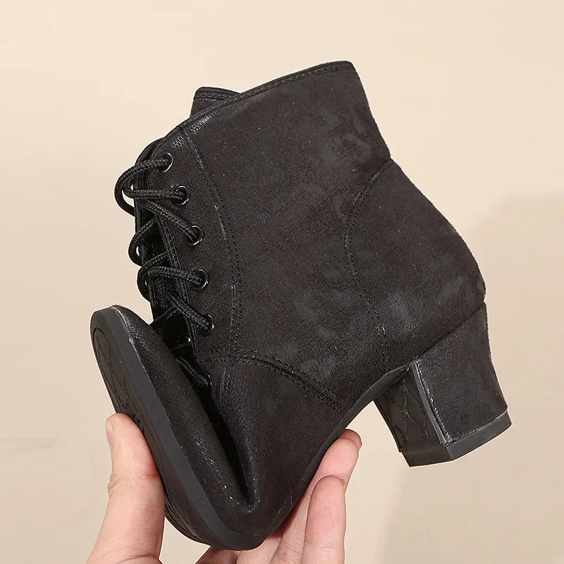 Scarpe da ballo quadrate con suola morbida 2025 autunno e inverno nuovi stivali da donna con tacco medio allacciati alla moda jazz aiutano la danza moderna