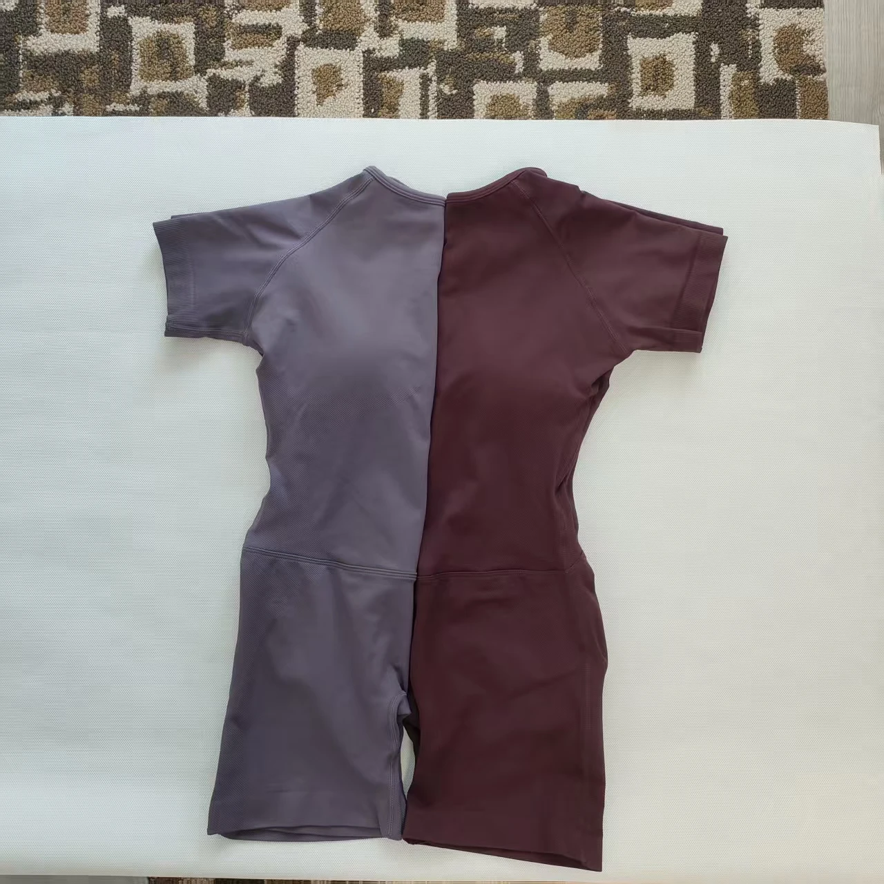 半袖で背中が開いた、体にフィットするデザインの女性用ワンピース。速乾性があり、通気性も良く、フィットネスやスポーツ、ヨガに最適なウェア。