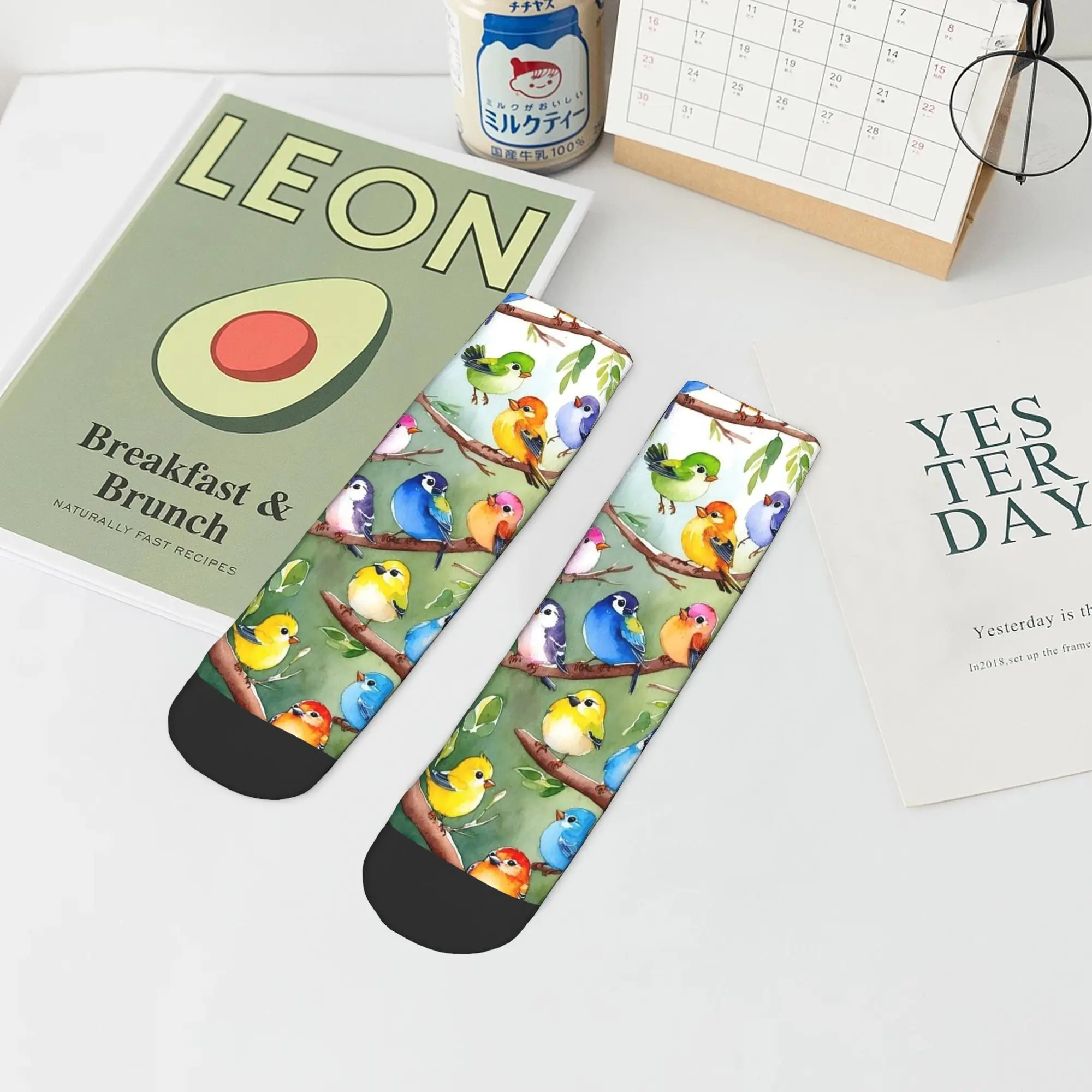 Calcetines de vuelo bonitos pájaros y flores para todas las estaciones, calcetines deportivos de tubo medio absorbentes de sudor Harajuku, medias suaves de moda