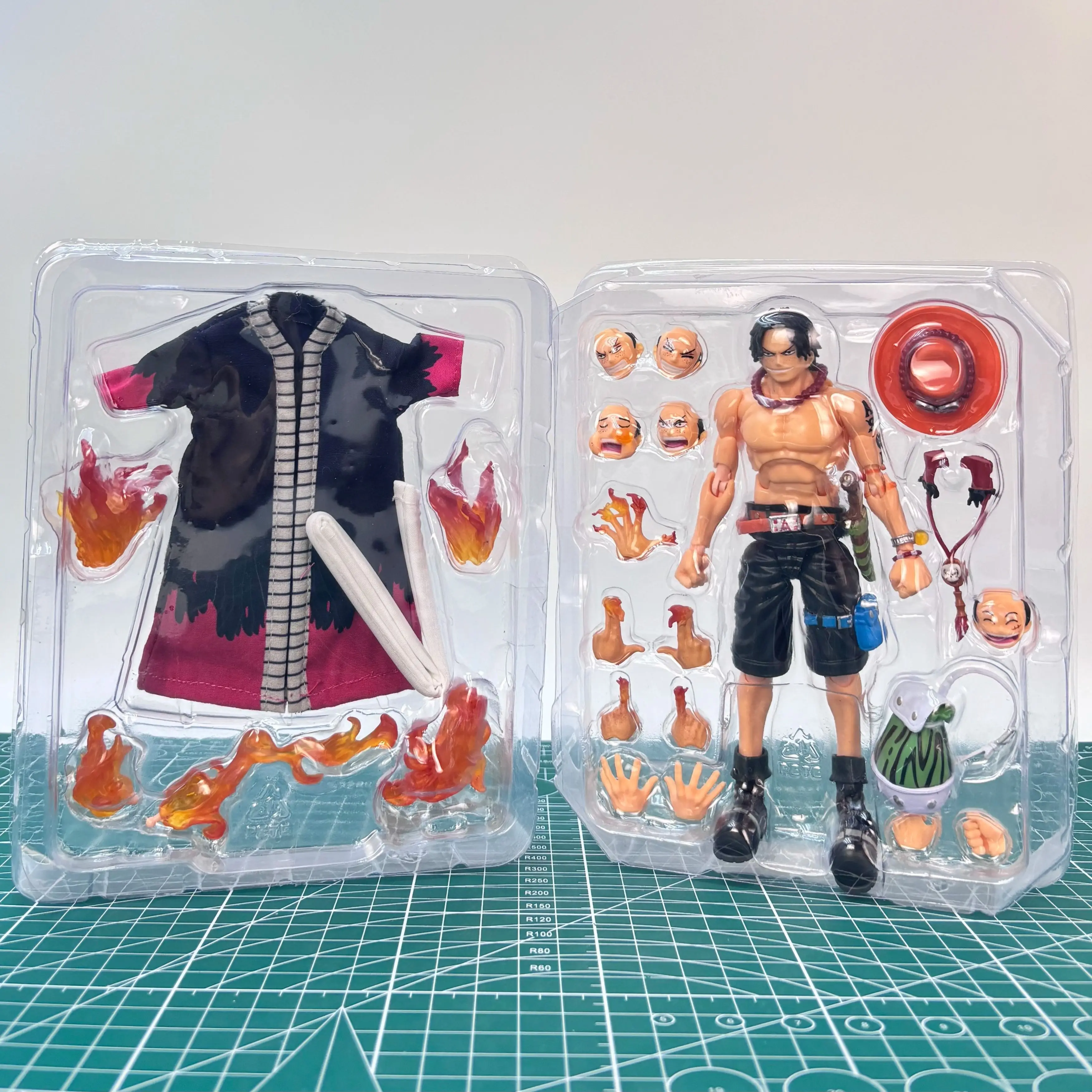 Bandai SHF One Piece Ace Actionfigur - Vollständig beweglich mit austauschbaren Gesichtern, Sammlerqualität Anime-Statue – Detail 2