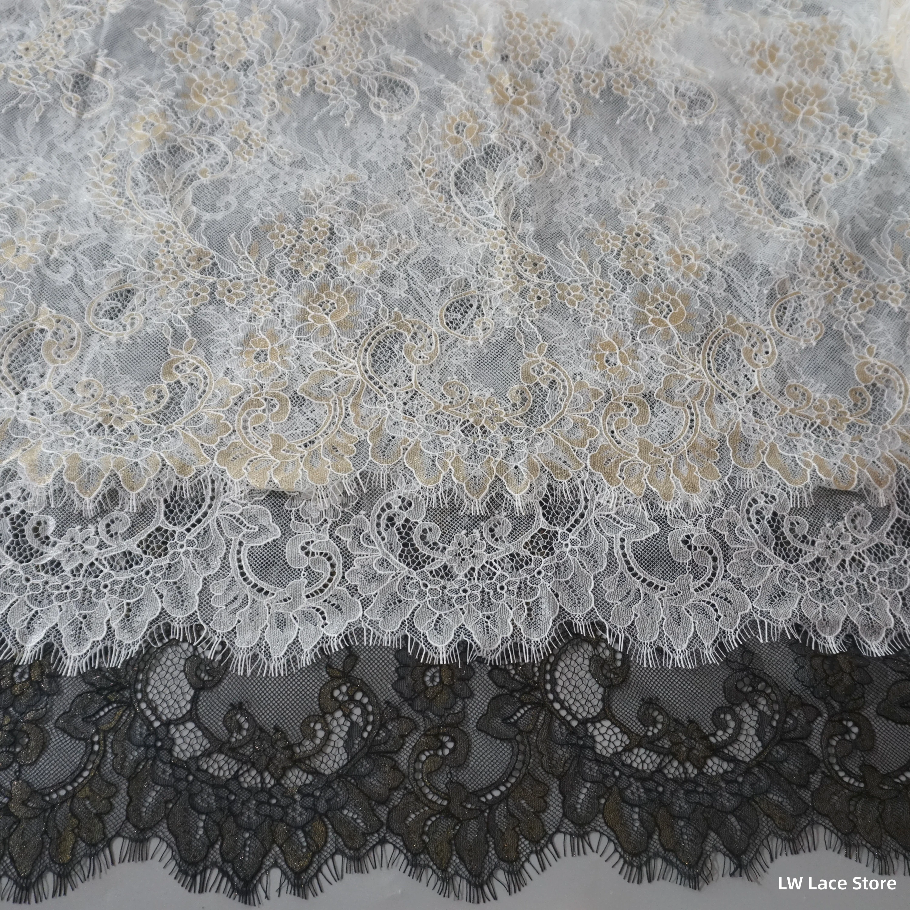 

Бежевый, золотой цвет, классический узор, халат, кружевная ткань, французская кружево шантильи, ширина 1,5 м, длина 3 м, качественный костюмный материал, хит продаж