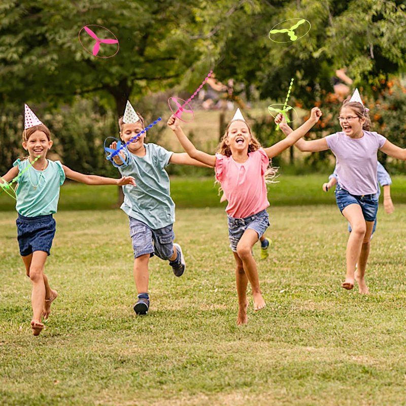 10/30 pz colorato bambù libellula plastica Twisty volanti piattini giocattoli bambini festa di compleanno bomboniere ospiti regali scuola premi