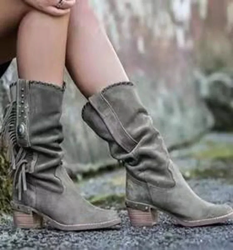 Botas bohemias a media pantorrilla para mujer, botas étnicas con borlas y remaches, zapatos de tacón grueso puntiagudos de gamuza sintética, novedad