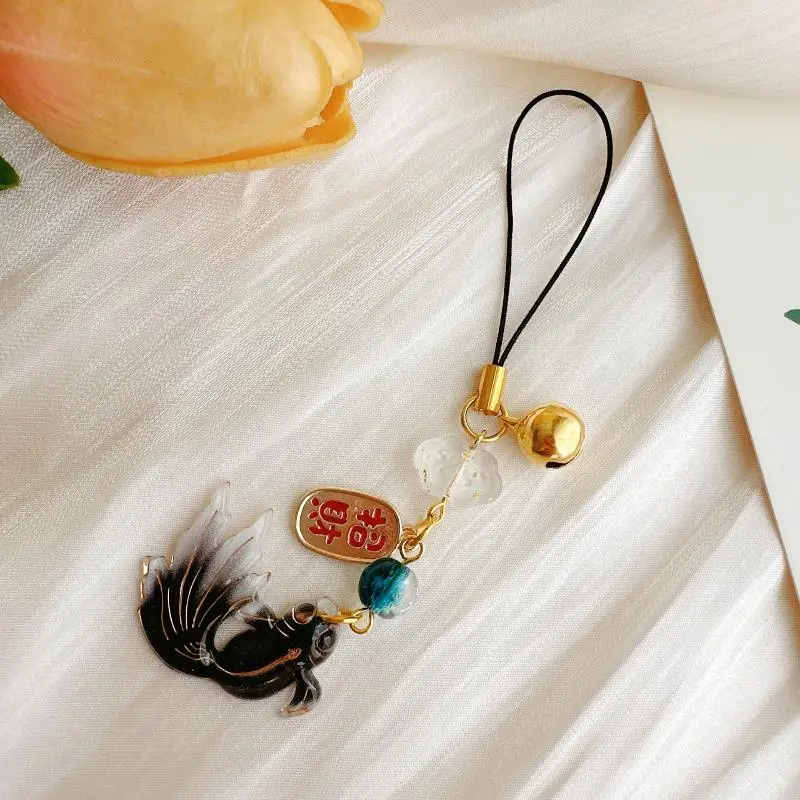Buntes Handyband mit Farbverlauf und Goldfisch-Motiv, inklusive kleiner Glöckchen-Anhänger, ein schönes Geschenk für Taschen und Rucksäcke. – Detail 11