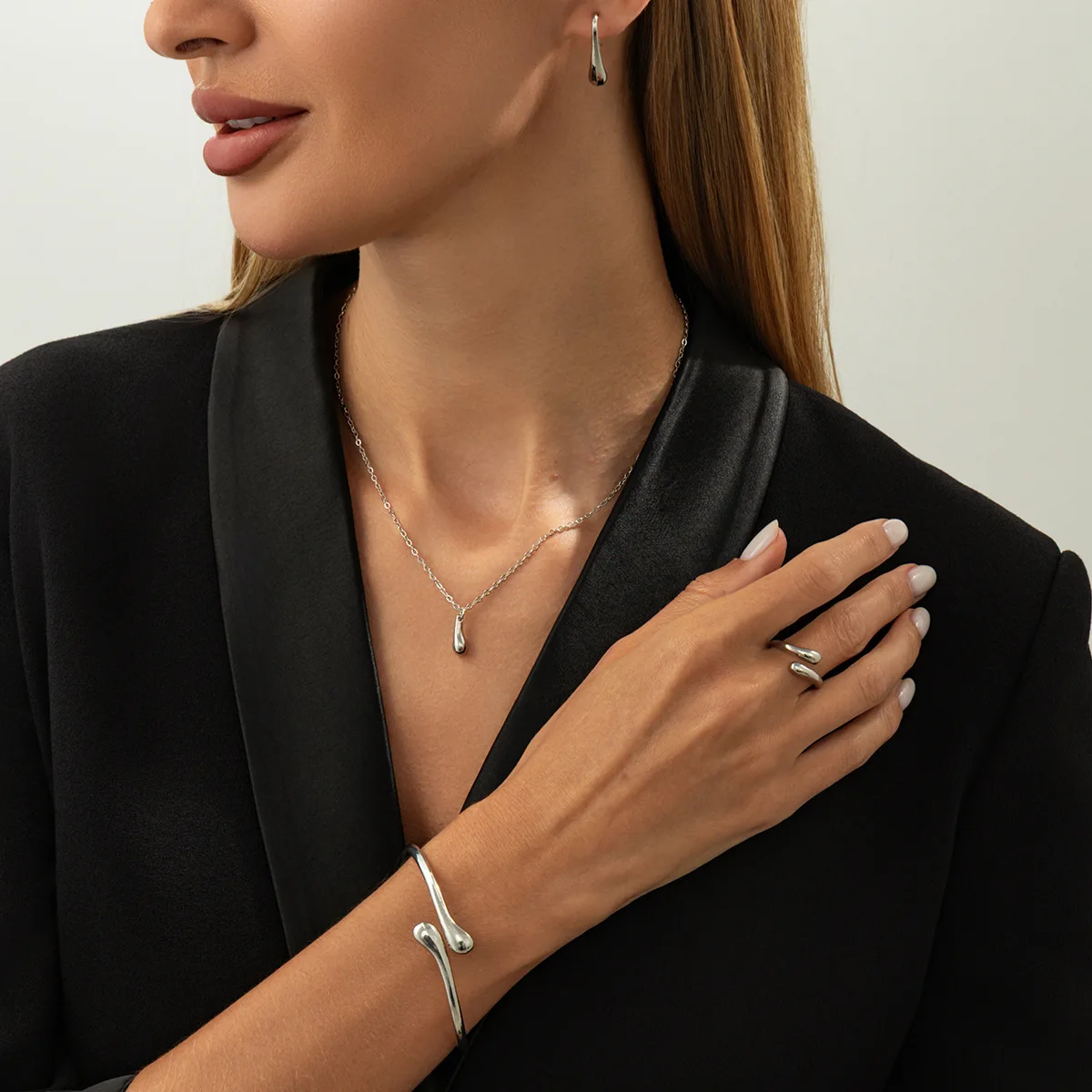 Necklace Teardrop Pendant Sleek Gold Tone Alloy Chain for Women Office Daily Versatile Elegant Jewelry Collection Necklace