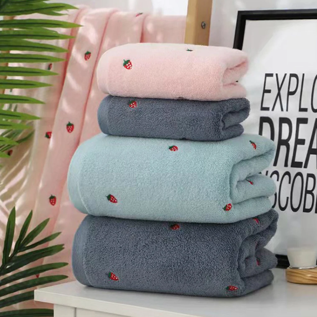

2 шт./компл. удобный набор дизайнерских полотенец с вышивкой клубники для взрослых, приятный для кожи, синий, зеленый, 140*70 см