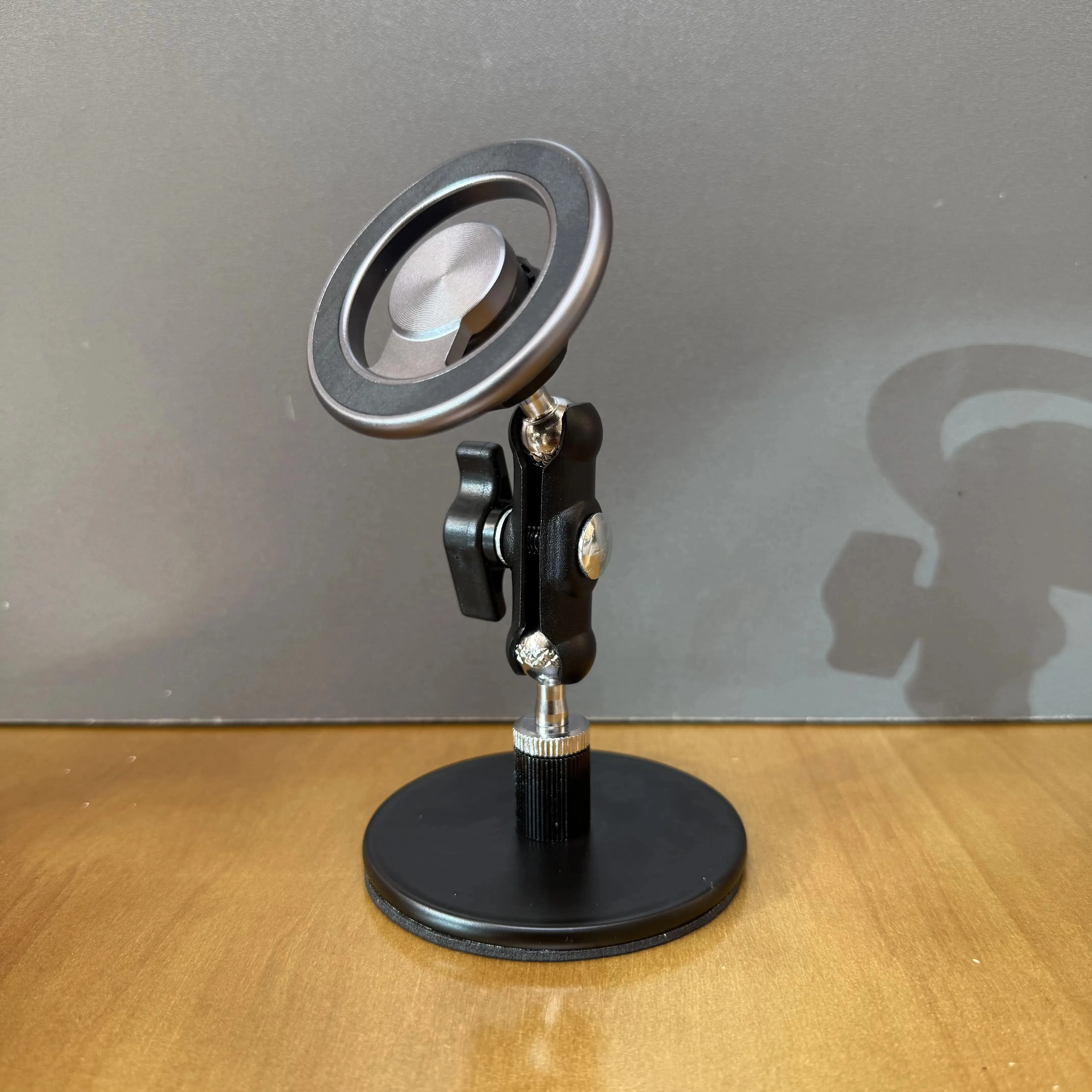 

Desktop Metal Holder Circular Disc 360-Degree Joint Frame Aluminum Alloy Magnetic Suction Bracket for Tabletop Live Broadcast