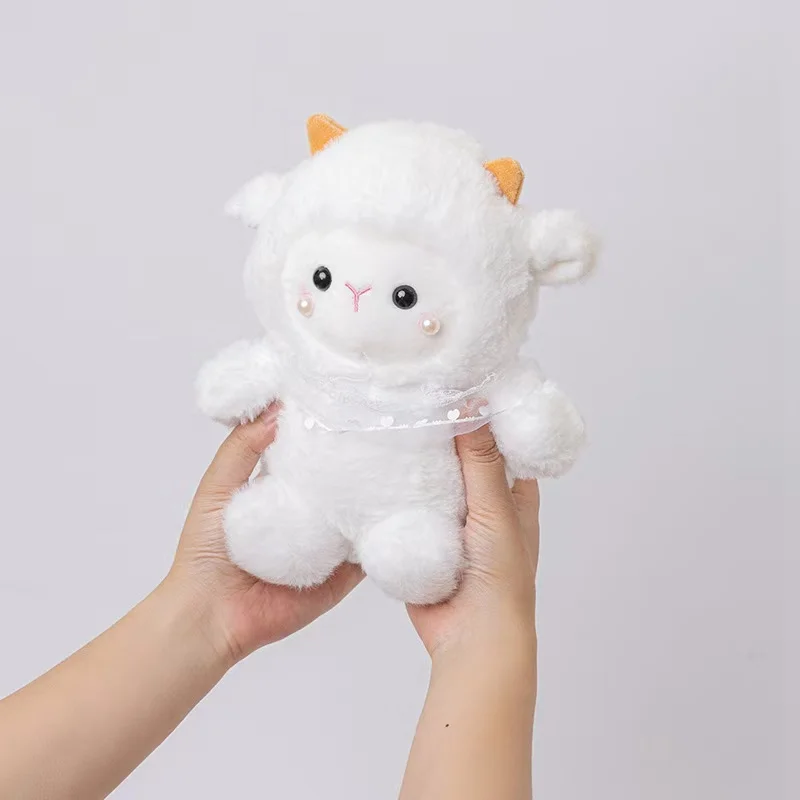 Dernière crème simulée agneau poupée Kawaii peluche jouet à la main poupée dessin animé mignon cadeau d'anniversaire pour enfants poupée amusante