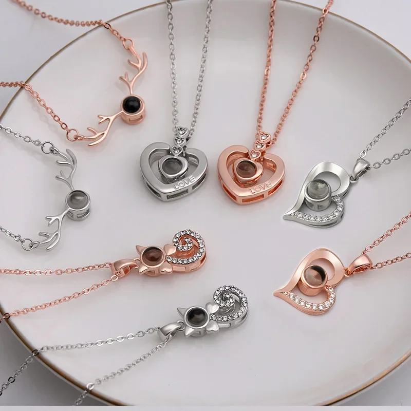 「100言語で愛してる プロジェクションメモリーネックレスアクセサリー」。 エレガントでレトロ