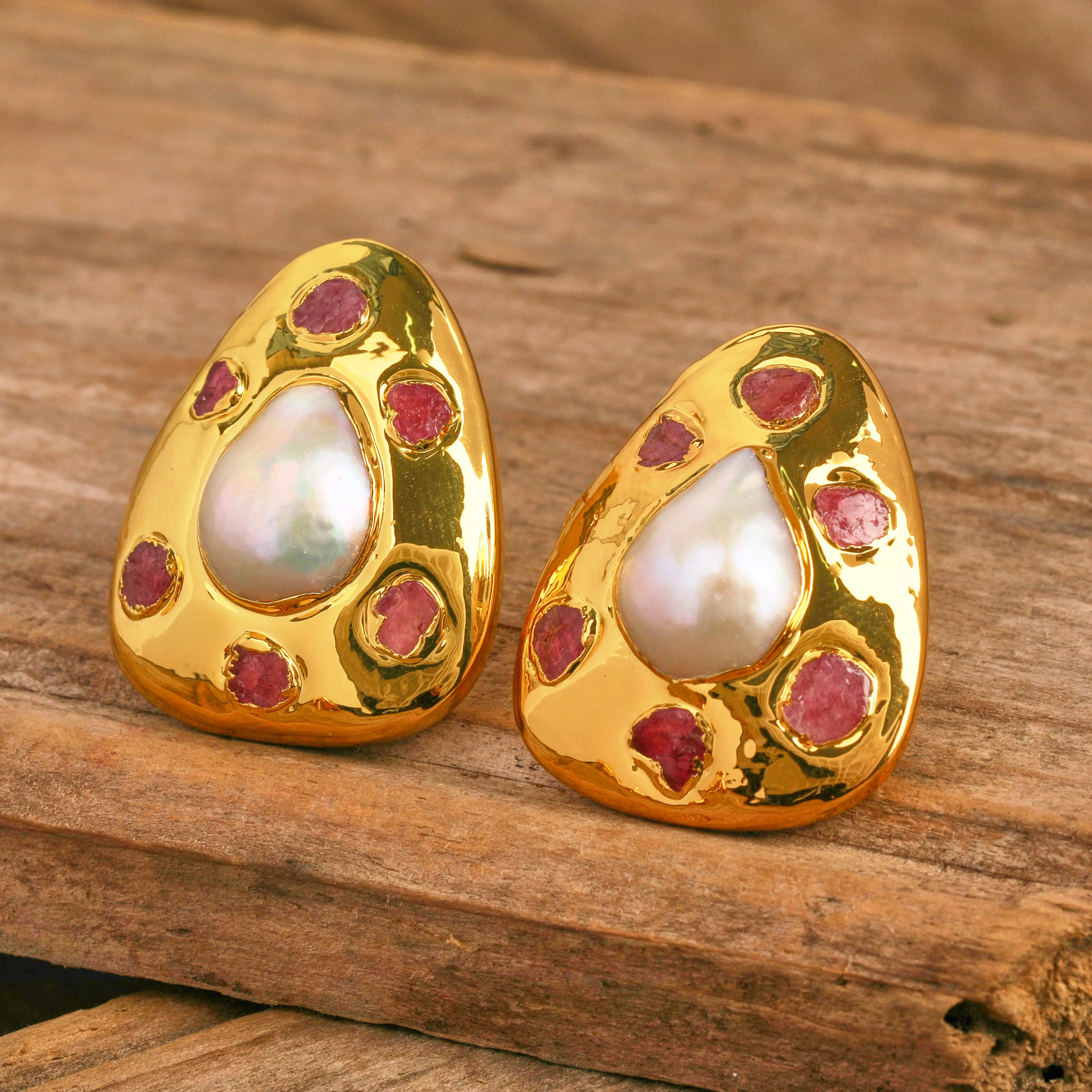 

Vintage Style Natural Freshwater Pearl Powder and Tourmaline Earrings Waterdrop Shape Copper Flower Pattern for Parties