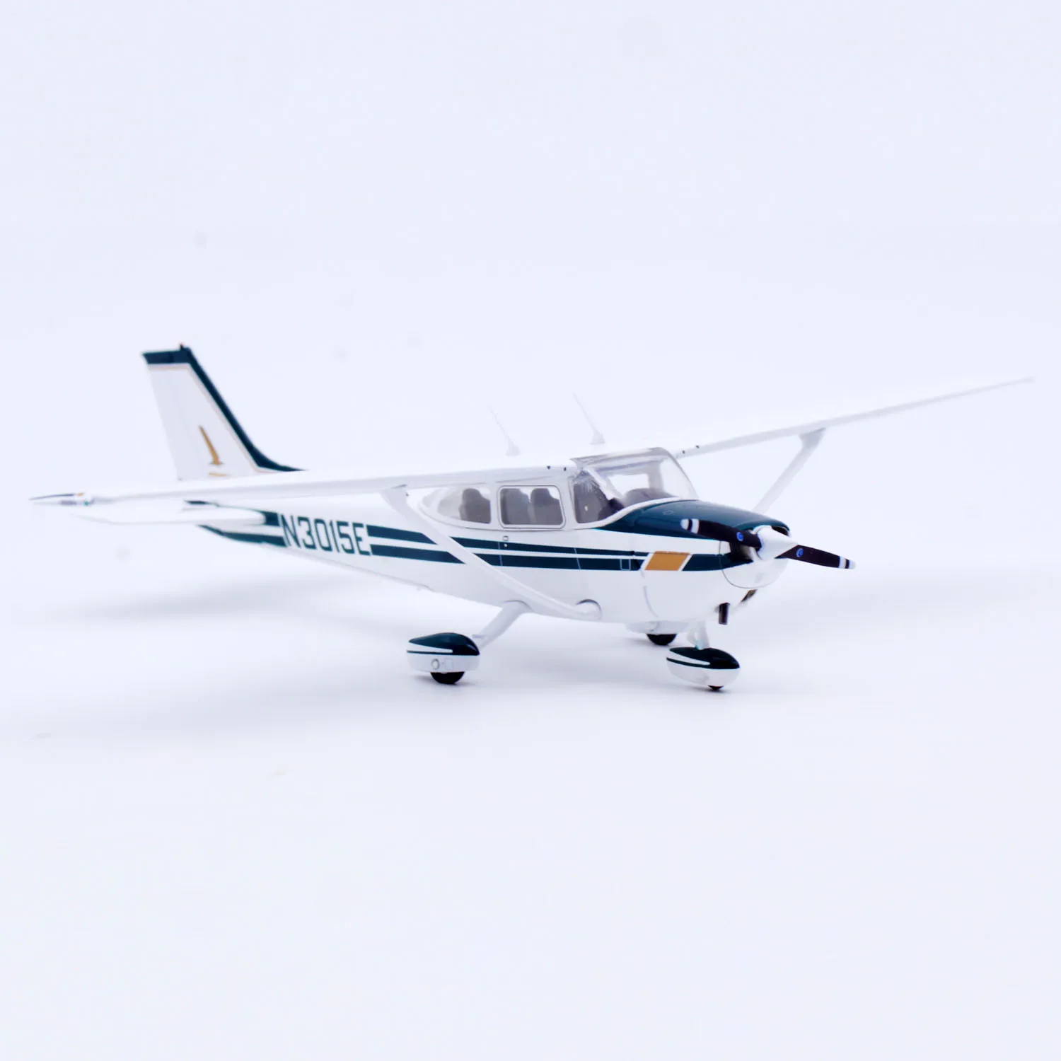 XX172001 Alloy Collectible Plane Gift JC Wings 1:72 Private Cessna 172 [Emergency water landing] Diecast Aircraft Model N3015E - Image 4