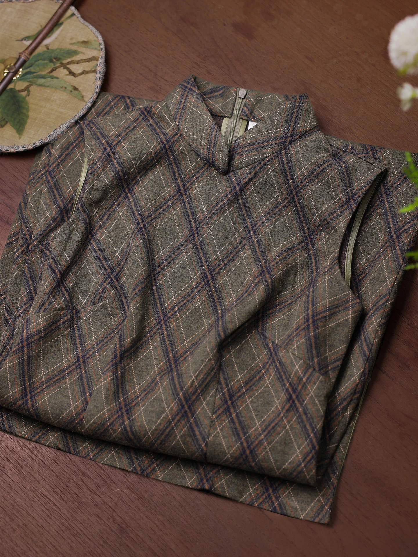 young-women's-reformed-qipao-checkered-artistic-style-daily-wear-retro-republic-of-china-spring-2026-early-fashionable-chines