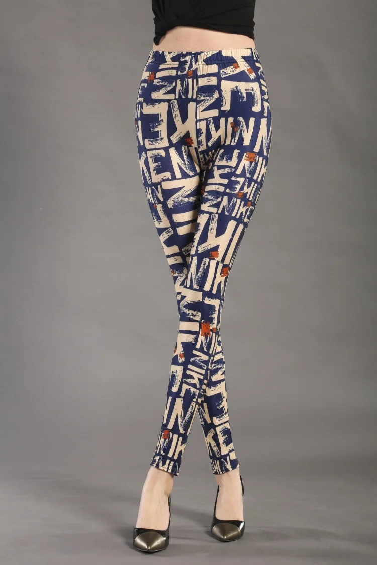 Damenmode, bedruckte Leggings, hoch elastische, schmale, figurbetonte Hosen, Streetwear, Graffiti-Muster, Stern- und Streifenmuster, Oberbekleidung, Hosen. – Detail 10