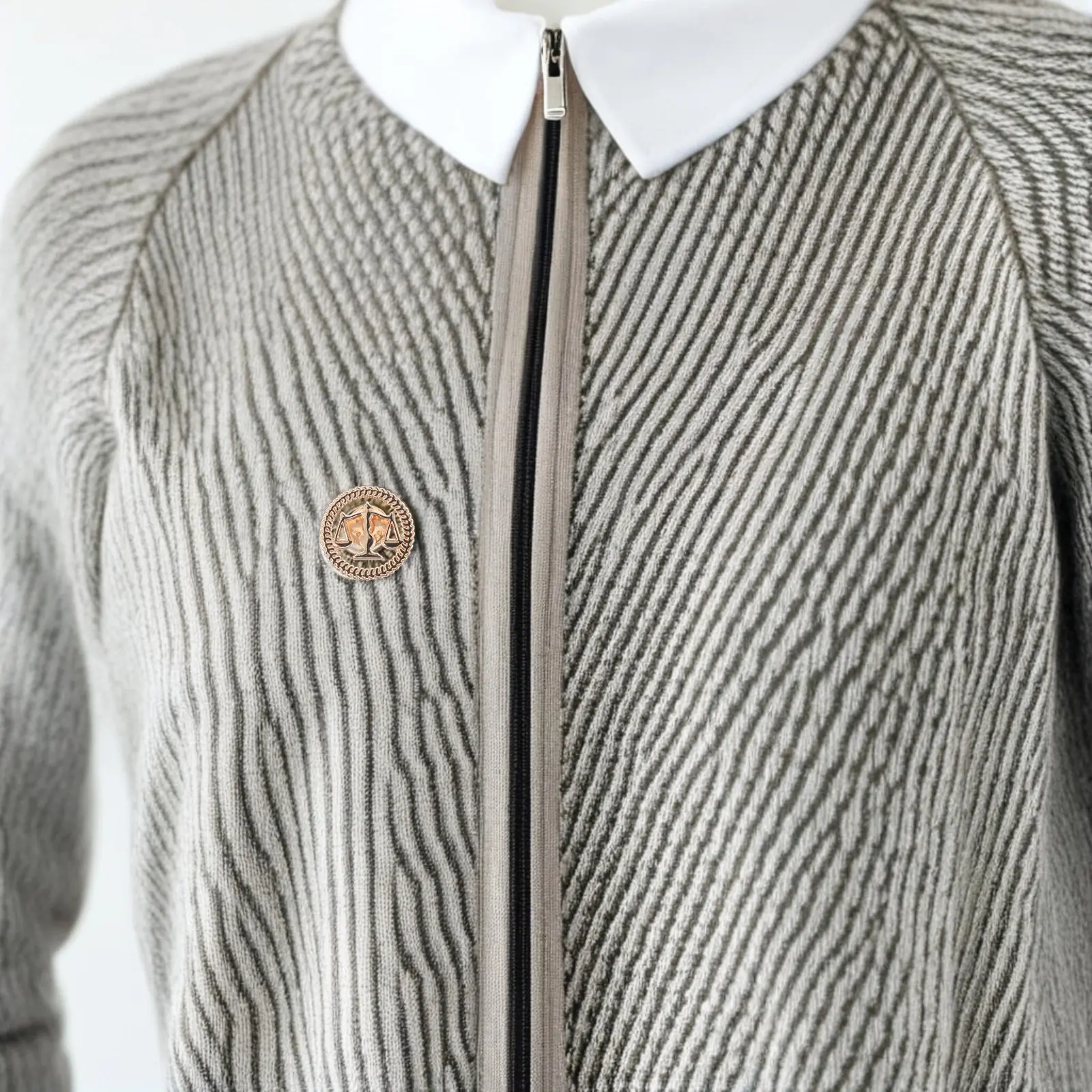 Broche Échelle de la Justice e - Scale - Men Formals & Ethnic Wear avis et prix
