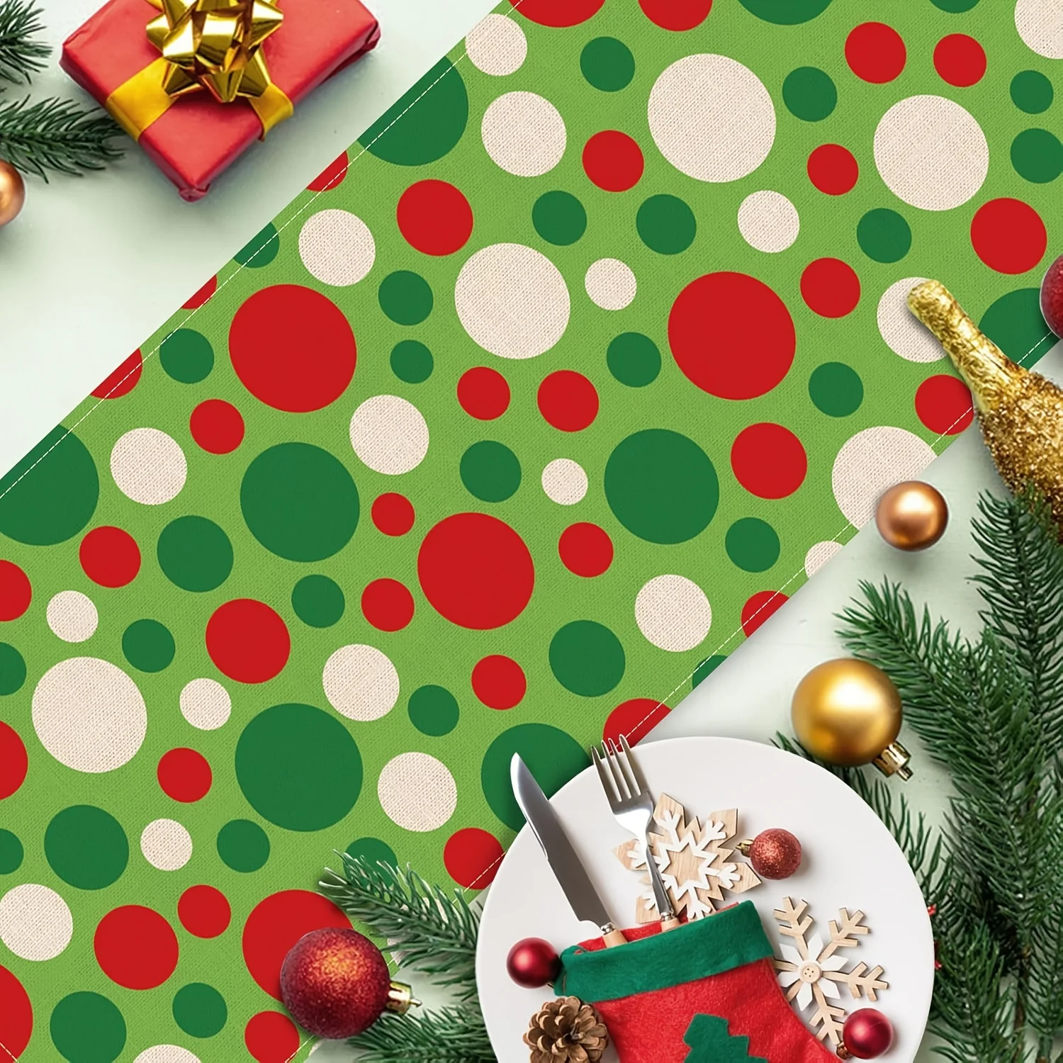 Corredor de mesa de bolinhas de Natal |   Decoração de festa interna e externa com detalhes dourados vermelhos, verdes e brancos